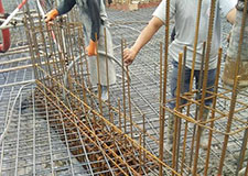 施工员在浇筑混凝土如何控制方量，质量？
